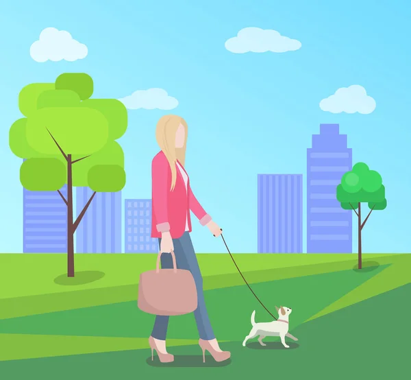 Стильная молодая женщина, гуляющая в парке с маленьким догом — стоковый вектор
