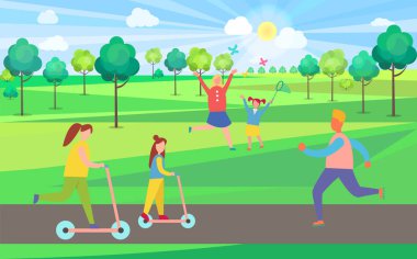 Anne ve kızı binme scooter Park ağaçlarda