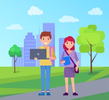 Öğrenciler gökdelenler arka plan üzerinde gülümseyen