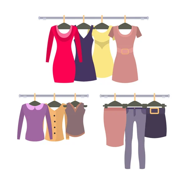 Womens loja de roupas vitrine com roupas penduradas — Vetor de Stock