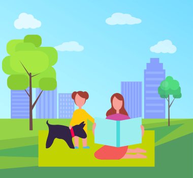 Anne ve kızı ile şehir parkı içinde küçük köpek