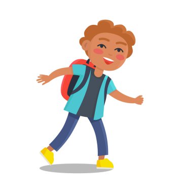 Mavi ceket ve kot sırt çantası ile gülümseyen çocuk