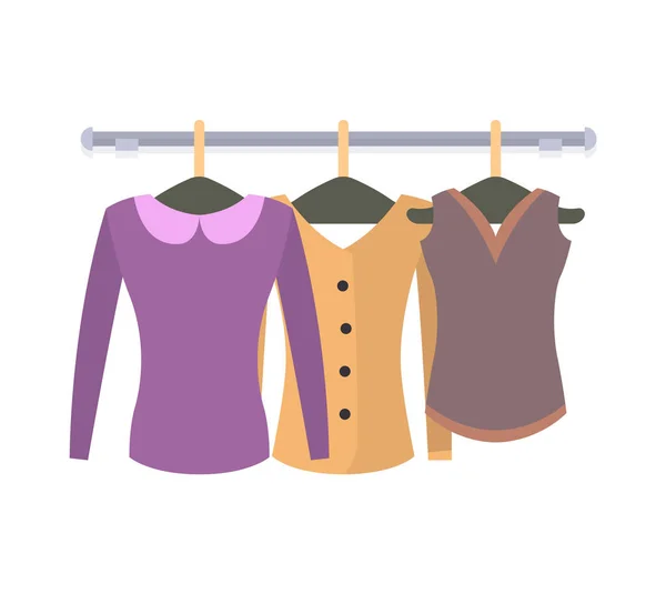 Kläder hänger på galgar i kvinnor klädaffär — Stock vektor