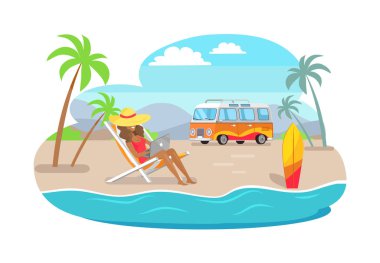 Serbest meslek sahibi kadın büyük hasır şapkalı sahil dinlenme