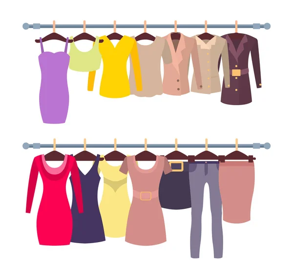 Gestelle mit weiblichen Oberteilen und Kleidern auf Kleiderbügeln — Stockvektor