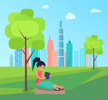 Ağacın altında oturup ve Park kitap okuma kadın