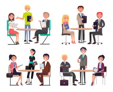 Erkekler ve kadınlar masaları etrafında çalışma konuları tartışmak