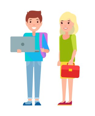 Sırt çantası ve not defterinde el sarışın kız çocuk