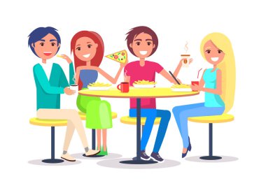 Mutlu arkadaş patates kızartması yemek Cafe oturuyor