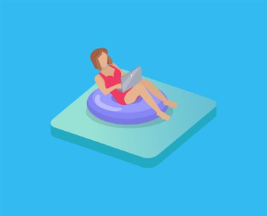 Freelancer çalışan kız yüzme çemberde rahatlatıcı