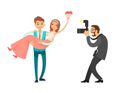 Profesyonel fotoğraf oturumunda yeni evli damat gelinin