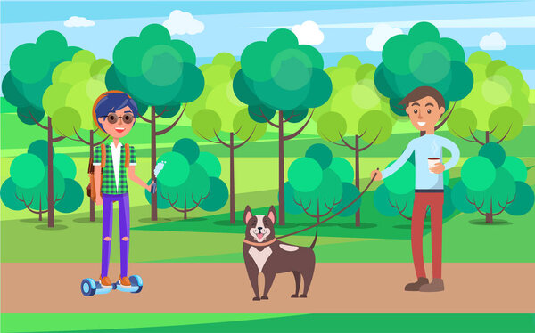 Студенты в парке прогуливаются на собачьих упряжках
