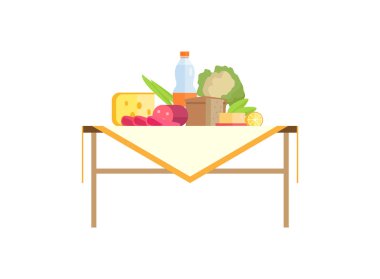 Lezzetli yemek ve içki masasında izole şişe