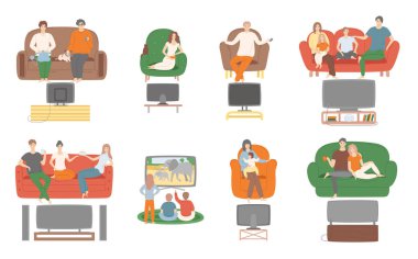 TV izlerken, kanepede oturan insanlar televizyon