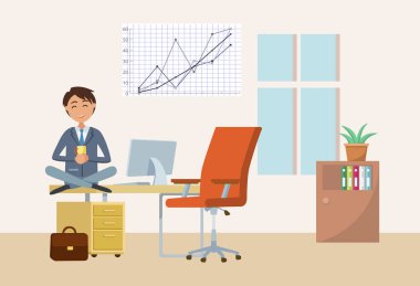 Adam işadamı tatilinde ofiste, çay içme