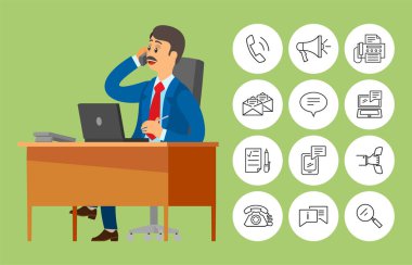 Office telefonda konuşurken oturan işçi patron