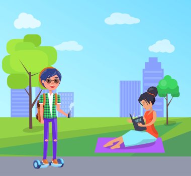 Öğrenci vape ve kitap ile kadın üzerinde park vektör battaniyeye okuma ile. Şehir gökdelenler ve ağaç beldesi. Erkek kendini dengeleme scooter sürme