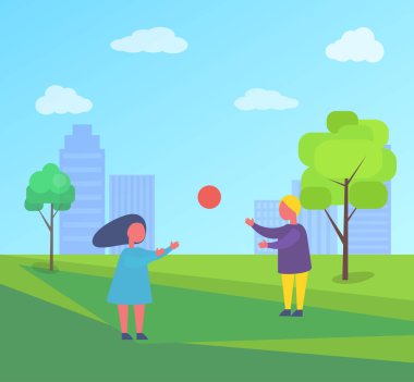 İki çocuk top dışında şehir parkı ile oyun