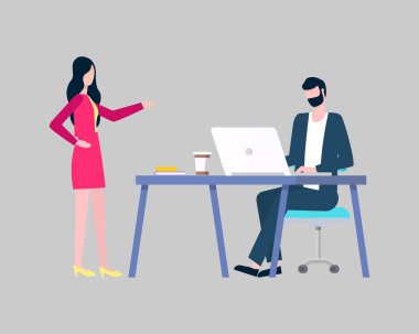 Ofis çalışanları, patron ve sekreter dizüstü bilgisayar ile