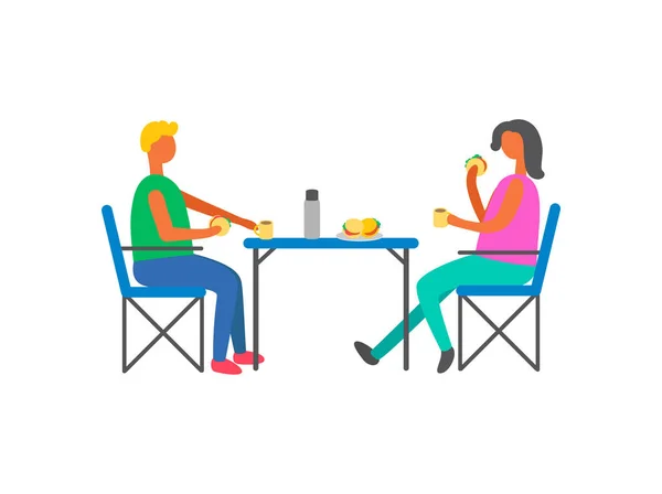 Щаслива пара на пікнік сидить на стільцях за столом — стоковий вектор