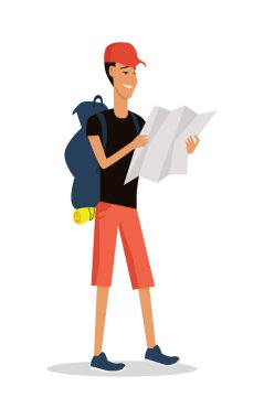 Şort, sırt çantası ve harita ile gülümseyen genç adam