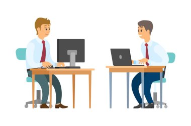 Masa başında bilgisayar ve laptop ile ofis Işçileri