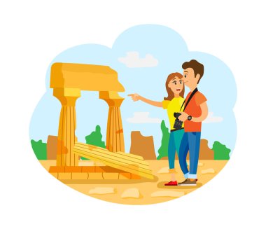 İnsanlar eski harabeleri, sütunlar ve doğa bakıyor