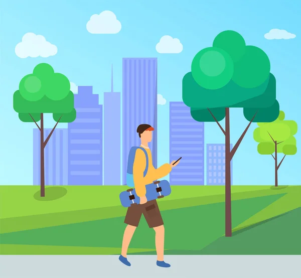 Hombre sosteniendo monopatín caminando en el parque de la ciudad, árboles — Vector de stock