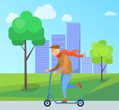 Parkta Kırmızı Eşarp Sürme Scooter ile Old Man