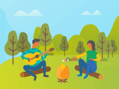 Ormanda Kamp, Sıcak Şenlik Ateşi ile Oturan İnsanlar