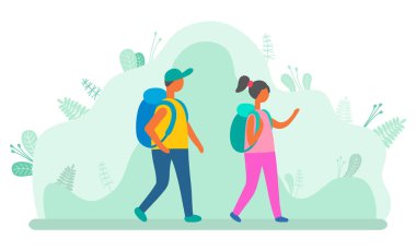 Sırt çantaları ile erkek ve kadın yürüyüş, yeşil yaprakları