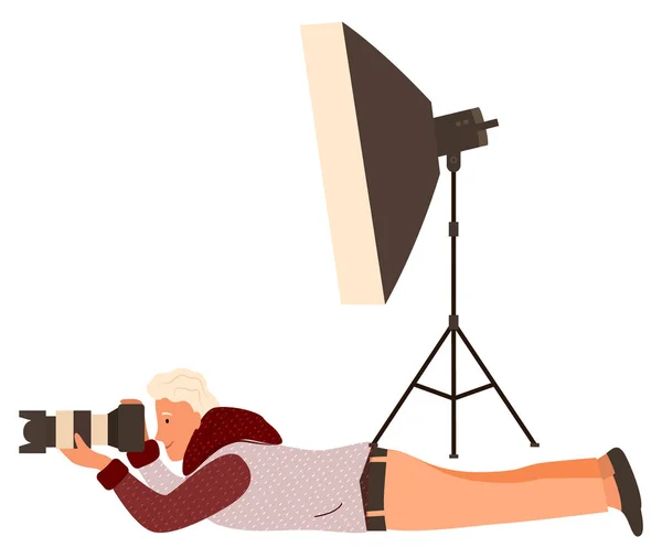 Fotografka ležící na podlaze a vytváření Fotovýhonků — Stockový vektor