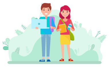 Dizüstü Bilgisayar ve Kitap Dışında Yürüyen Öğrenciler