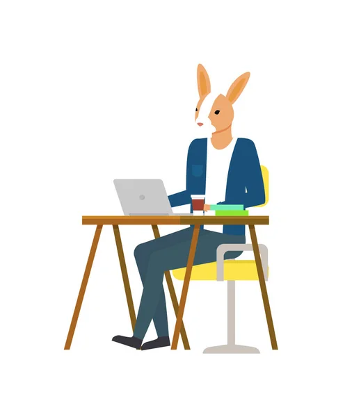 Hase am Laptop sitzt am Tisch und tippt — Stockvektor