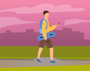 Ellerinde telefon olan kaykaycı, kaykaycı genç.