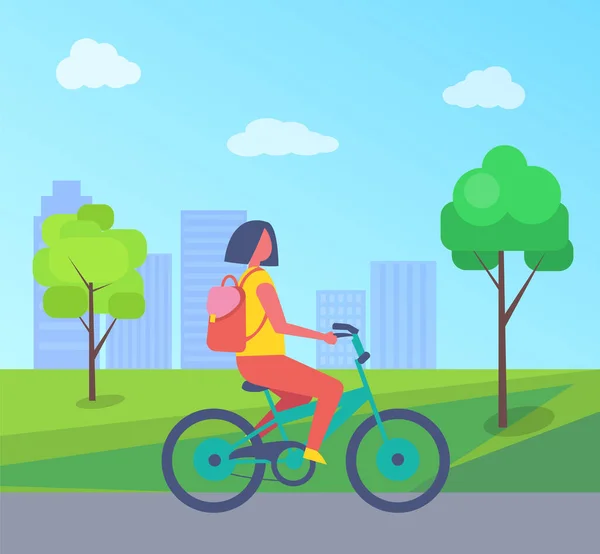 Mujer montando en bicicleta en árboles y casas verdes — Vector de stock