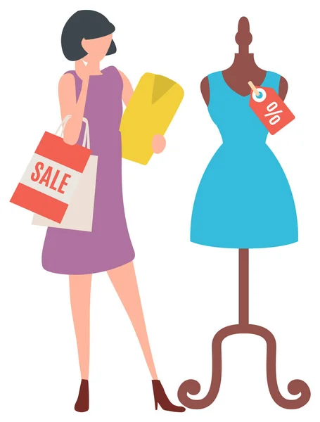 Vrouw op zoek naar jurk op etalagepop in de winkel — Stockvector