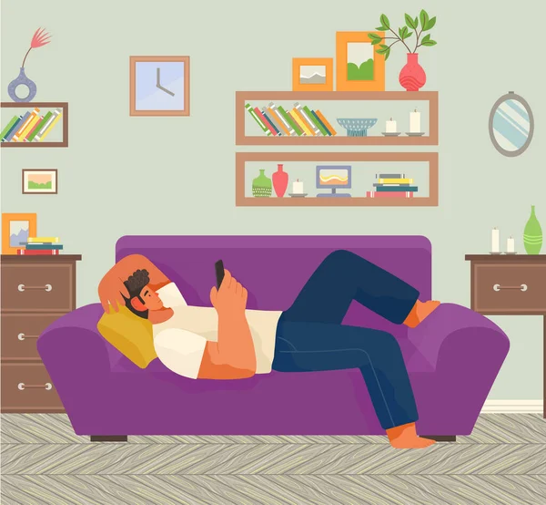 Guy se deita no sofá e joga no telefone, sala de estar —  Vetores de Stock