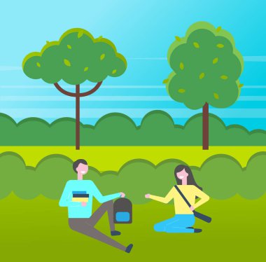 Kitaplı genç öğrenciler parkta çimlerde oturuyor, bir çift kız ve erkek açık havada çalışıyor.