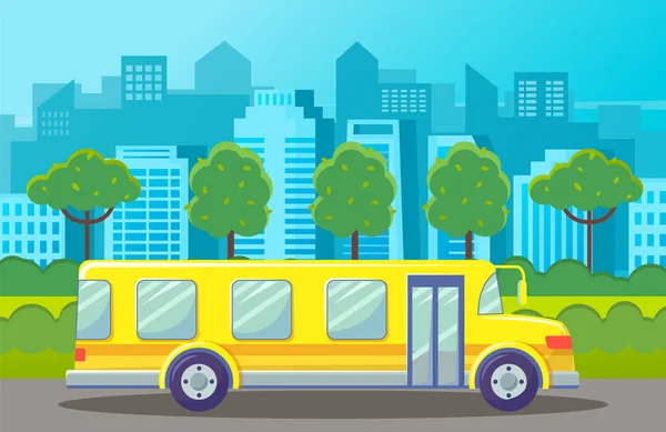 Желтый автобус на дороге на фоне города с силуэтами городских зданий, городской транспорт — стоковый вектор