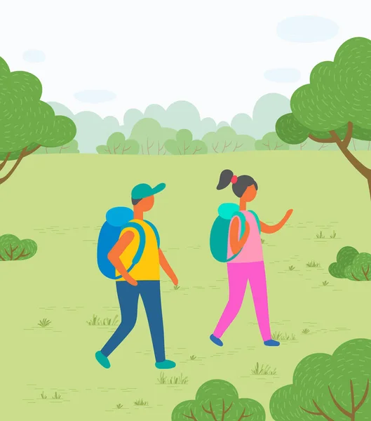 Pareja de excursionistas con mochilas sobre la naturaleza entre árboles — Vector de stock