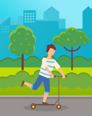 Çocuk parkta ya da çimlerde scooter sürüyor. Yürüyüşe çıkmış bir çocuk şehir parkında aktif olarak vakit geçirir.