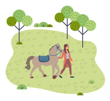 Yaz mevsiminde parkta at gezdiren bir kadın. Gülümseyen kadın binici aygırla dışarı çıkıyor.