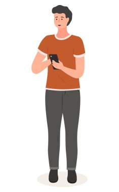 Normal giyinmiş genç yakışıklı bir adam, tam yükseklikte duruyor, cep telefonunu düz tutuyordu.