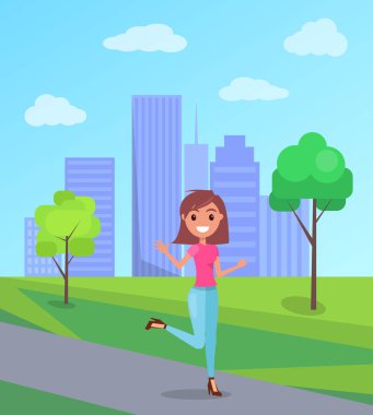 Pembe tişört ve kot giyen, topuklu ayakkabı giyen, şehirde gezen, gülümseyen genç bir kız.