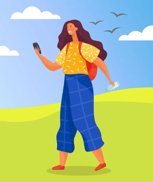 Mujer feliz está caminando en el parque día soleado. Personaje femenino con mochila viaja al aire libre — Vector de stock