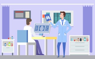 Tıbbi üniforma giyen erkek radyolog klinikte bir insanın akciğerlerinin fotoğrafını izliyor.