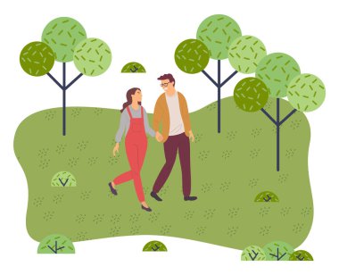 Parkta yürüyen bir çift. Yaz bahçesinde el ele tutuşan genç adam ve kadın, romantik yürüyüş