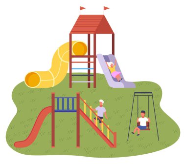Çocuklar için yaz çocuk parkı. Slayt salıncakları ve eğlence parkının diğer unsurları var.
