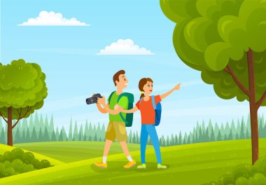 Ormanda yaz mevsiminde kameralı kadın ve erkek turistler. Aktif yaşam tarzı, aile tatili